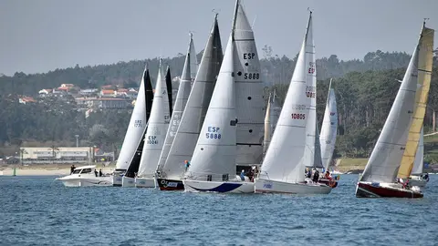 La flota de la Regata Interclubes durante la salida de una etapa anterior © DESMARQUE. 