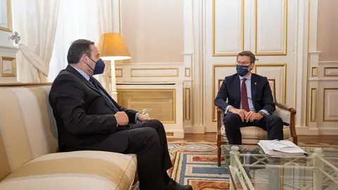 El titular de la Xunta incide en la necesidad de avanzar en la transferencia de la autopista, a través de la celebración de una reunión de la Comisión mixta, como ya se le solicitó al ministro de Política Territorial.