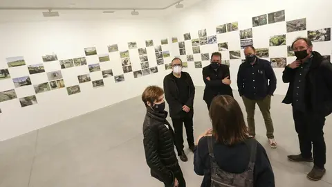 La exposición recoge el resultado de las investigaciones y el trabajo de campo realizado en cinco localidades de cinco caminos de peregrinación a Compostela.