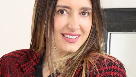 La artista Andrea Pousa, en su camerino del Teatro Municipal de Tui. 