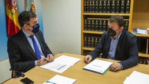 El conselleiro de Cultura, Educación y Universidad, Román Rodríguez, se reunió en el Parlamento con el teniente de alcalde de este ayuntamiento lucense, Eloy Pérez Sindín.