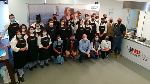 María Varela propuso un menú variado compuesto por platos como carpaccio de gambón y patata paja; tigre rabioso con cuchara; merluza de Celeiro, verduras asadas y limón; capón de corral en escabeche oscuro de higuera y manzana y tarta de queso del Cebreiro y ricos.