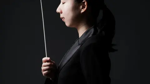 Nodoka Okisawa ganó en 2019 el reconocido Concurso Internacional de Jóvenes Directores de Orquesta de Besançon, donde fue galardonada con el "Gran Premio", así como con el premio de la orquesta y del público. 