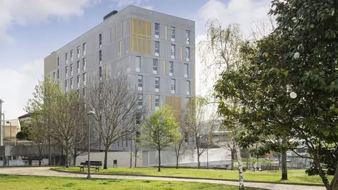 CleceVitam Pardo Bazán, en Vigo, dispone de un total de 93 habitaciones, 47 dobles y 46 individuales.