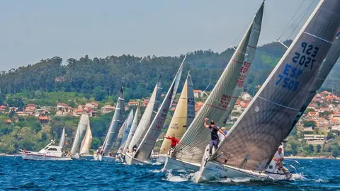 Una de las salidas del Trofeo Comunica desde Vigo rumbo a Baiona. © ROSANA CALVO.