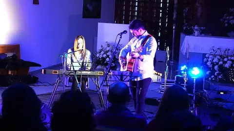 «Te llevaré surge de la necesidad de no vivir para nosotros únicamente nuestra relación con Dios, sino de vivirla de puertas para afuera también», explica Sara que descubrió la fe cuando se comprometió con su parroquia tocando el órgano durante las misas dominicales. 