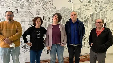 Paula Carballeira, Esther Carrodeguas, Manuel Cortés, Carlos Santiago y Xesús Ron componen el equipo encargado de escribir las piezas para esta ficción sonora.