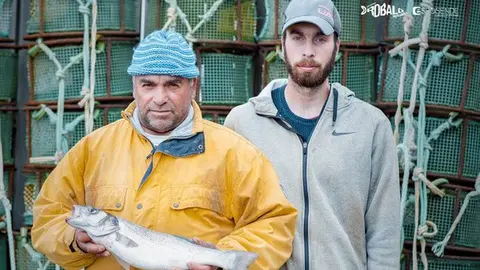 Pescadores esponsendenses con un robalo (lubina). 