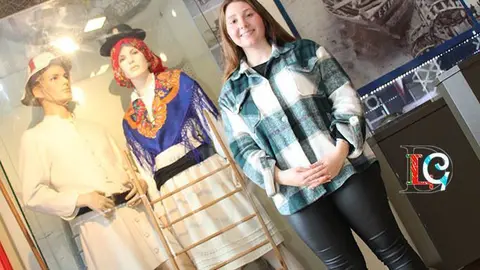 Daniela Peixoto, en Museo Maritimo de Esposende. Al lado los 'sargaceiros'.