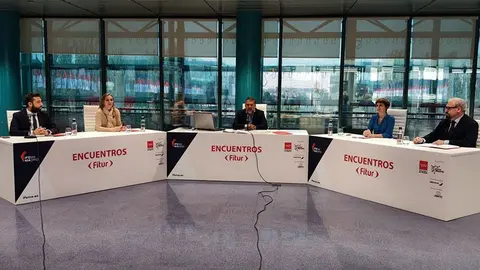 A directora de Turismo de Galicia, Nava Castro, abriu a primeira mesa de debate no que tamén participaron os directores xerais de turismo de Madrid, Castela e León e Murcia.