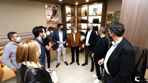 El vicepresidente segundo y conselleiro de Economía, Empresa e Innovación, Francisco Conde, recorrió esta mañana varias de las tiendas de Lugo que participan en este programa.