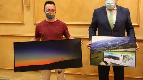 Na foto o alcalde de Arbo, Horacio Gil e o gañador do concurso Rodrigo Novoa. ANXO GUTIÉRREZ.