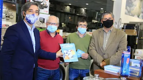 O presidente de Arcos de Valdevez,  Jo&atilde;o Manuel Esteves, e a representa&ccedil;&atilde;o de comerciantes