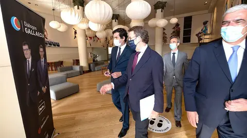 El titular do Goberno galego, Alberto Núñez Feijóo, participa xunto co presidente da Cámara Municipal de Porto, Rui Moreira, en la segunda edición de Diálogos Gallaecia.  Teatro Rivoli (Porto).