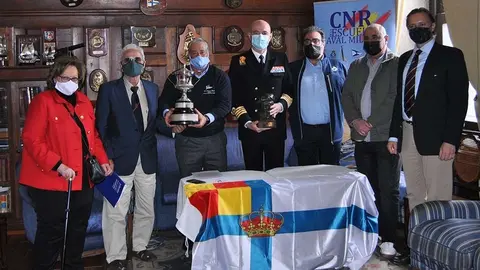 Los presentadores del acto con los trofeos absolutos en litigio, de izquierda a derecha, Adela Trillo, Andrés Quintá, Fernando Remírez de Esparza, Ignacio Cuartero Lorenzo, Manuel Villaverde, Argimiro Serén y Wenceslao González Garra.