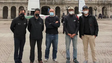 El campeón de España de Finn Miguel Fernandez Vasco con Gonzalo Araujo y tripulantes del Viva México. PEDRO SEOANE. 