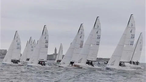 La primera salida de la jornada inaugural, con la Torre de Hercules de testigo de excepción.