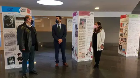 El delegado territorial de la Xunta, Luis López, visita la exposición, instalada en la zona de acceso, e invita a todos los pontevedreses a contemplarla para conocer la vida y obra de la escritora y poetisa lucense.