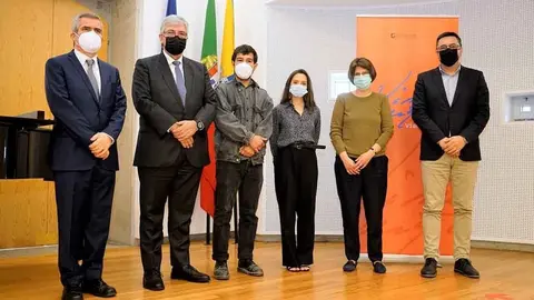 O presidente da Câmara Municipal de Esposende, Benjamim Pereira (esq) com o reitor da Universidade do Porto, António Sousa Pereira; o diretor da Faculdade de Arquitetura, João Pedro Xavier; diretora da faculdade de Belas Artes do Porto, Lúcia Almeida Matos; Vencedora do prémio de Mérito 'Sílvia Viana de Lima de Arquitetura', Marta Faustino, e João Ramos, distinguido com o prémio de Mérito 'Alexandre Viana de Lima de Belas Artes'. 