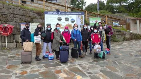 ecena de voluntarios ambientais pasarán a fin de semana en Ons para realizar labores de limpeza, mantemento e información.