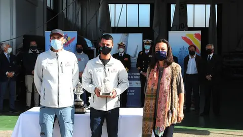 Orión, vencedor también en la Clase 1, recibe su trofeo de la Alcaldesa de Marín, María Ramallo.