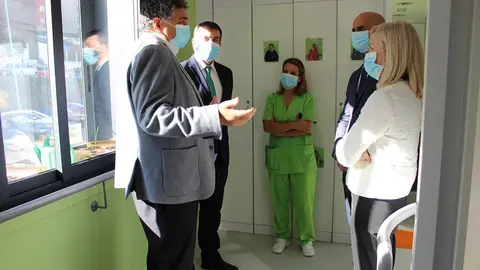 O xerente do Sergas, o director sanitario do Sergas, a directora xeral de Planificación e Reforma Sanitaria do Ministerio de Sanidade, Estrella López-Pardo, no Centro de día especializado Alzheimer Vigo-Beiramar. 