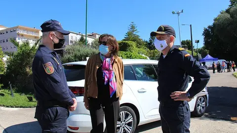 El Comandante Naval del Miño, Juan Díaz (dcha), y Pedro Jorge de la Capitanía de Caminha, recibiendo a la subdelegada del Gobierno, en la Comandancia Naval del Miño. 