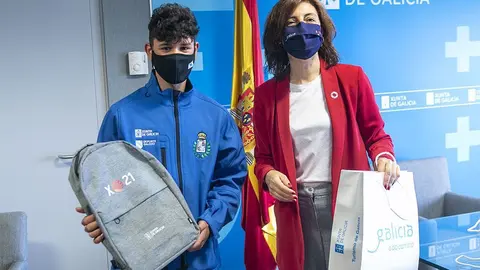 La conselleira de Medio Ambiente, Territorio y Vivienda, Ángeles Vázquez, se reunió con Daniel Vázquez, pescador de 14 años clasificado para el Mundial de 2022