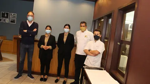 Eusébio Lima, profesor coordinador de Restauración (izq.) y dos profesores y dos alumnas de la EPE. 