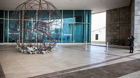 Desinstalación de intalación conocida como la bola de libros, obra de la artista Alicia Martín titulada “Singualaridade” en A Cidade da Cultura.
