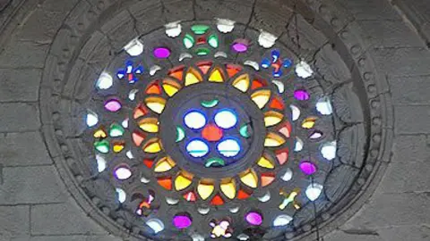 La alfombra reproducirá la vidriera del rosetón del  conjunto Histórico-Artístico de Santa Marina de Augas Santas.