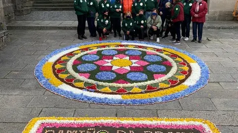 La alcaldesa alaricana, la concejal de Cultura y la parlamentaria Ana Pontón visitaron a los alfombristas. 