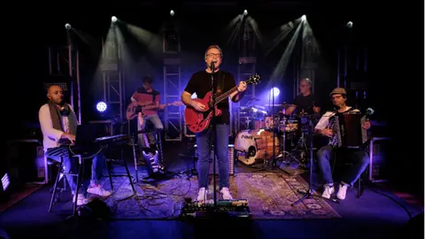 Nas palavras de Miguel Tela "o meu bem-estar emocional depende diretamente da criação
musical, vivo de inquietudes e na busca de algo que me faça sentir vivo", diz-nos Miguel Tela. 