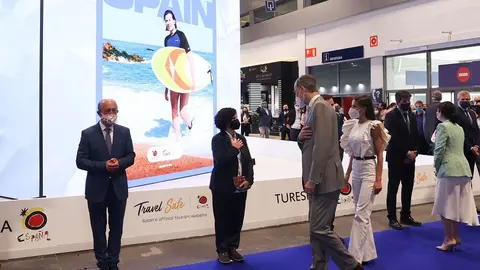 Los Reyes en el expositor de Turespaña de Fitur, reciben el saludo de los consejeros de turismo de todas las Comunidades Autónomas asistentes. © Casa de S.M. el Rey