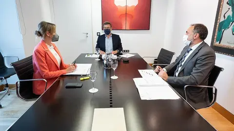 El presidente de la Xunta, el conselleiro de Sanidade y la conselleira de Pol&iacute;tica Social en el Comit&eacute; Cl&iacute;nico.  ARCHIVO. 