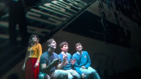  O mozo da última fila é unha reflexión cargada de ironía sobre a necesidade de contar historias, a fascinación polas vidas alleas e a lexitimidade da creación artística. 