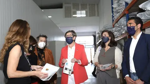 La conselleira del Mar, Rosa Quintana, visitó las instalaciones de Algas La Patrona.