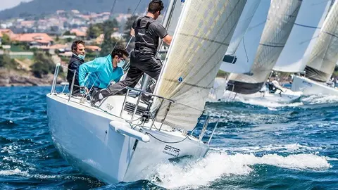 Javier de la Gándara, Diego Fernandez y Jaime Gándara a bordo del Okofen. © ROSANA CALVO. 