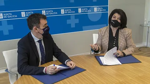 O conselleiro de Cultura, Educación e Universidade, Román Rodríguez, e a presidenta da Federación Galega de Teatro Afeccionado (Fegatea), Mª Consuelo Pampillón Alonso