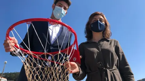 La conselleira de Medio Ambiente, Territorio y Vivienda, Ángeles Vázquez y el jugador gallego de baloncesto, Carlos Martínez.