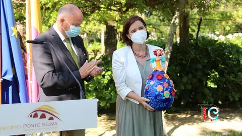 Víctor Mendes aplaude a la ministra Mariana Vieira da Silva después de entregarle un obsequio. 