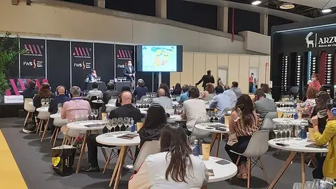 Fíxose unha maridaxe entre os viños premiados cos acios de ouro e os queixos seleccionados coa distinción de ouro nas Catas de Galicia 2020.