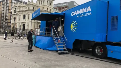 Un camión personalizado con temática xacobea y la oferta turística gallega comenzó en Asturias una gira promocional por doce ciudades que finalizará el día 29 en Braga
