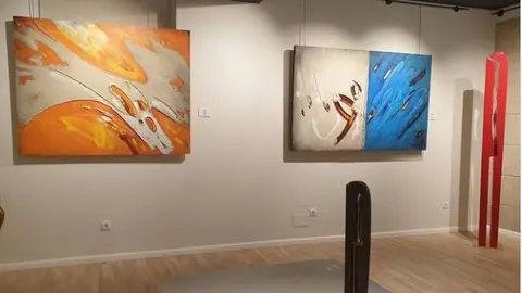 "Antoni Amat y Silverio Rivas, artistas universales con residencias en Mallorca y Galicia, se han encontrado en la ciudad olívica para presentar sus nuevas obras y hacerlas dialogar en armonía". 