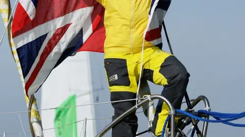 Dee Caffari celebrando la victoria en la Vendée Globe en 2009. Copyright onEdition 2009© Free for editorial use image, please credit: on Edition British yachtswoman Dee Caffari, 36, onboard Aviva celebrates as she sets a new world.
