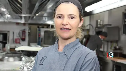 La chef Fernanda Montenegro, en la cocina de Camelo. 
