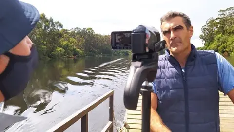 Belmiro Penetra durante la entrevista a bordo del 'Por Deus' navegando por el río Cávado.
