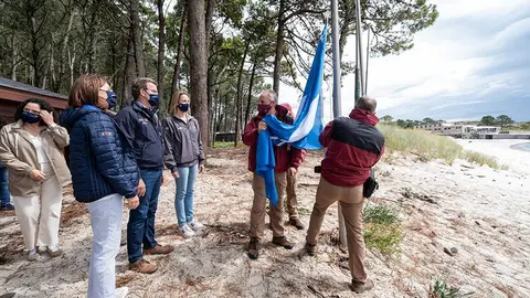 O presidente da Xunta, Alberto Núñez Feijóo, acompañado pola conselleira de Medio Ambiente, Territorio e Vivenda, Ángeles Vázquez, participa no acto de entrega das bandeiras azuis 2021 na praia de Rodas do Parque Nacional Marítimo Terrestre das Illas Atlánticas de Galicia.