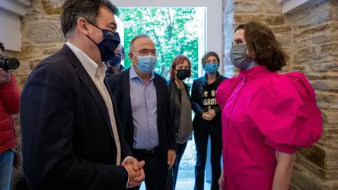 O conselleiro de Cultura, Educación e Universidade, Román Rodríguez, e a diretora de Turismo, Nava Castro, presentaron xunto coa artista Luz Casal o concerto que será o mércores 21 en Santiago.