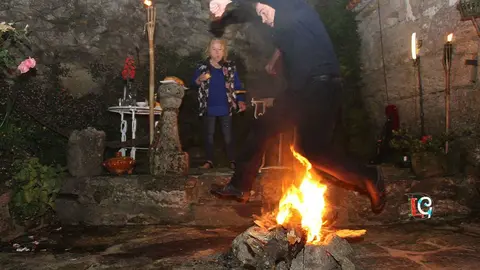 Maximino Fernández Sendín salta la hoguera de san Juan en Casa Museo Etnográfico Pazo La Cruz. 